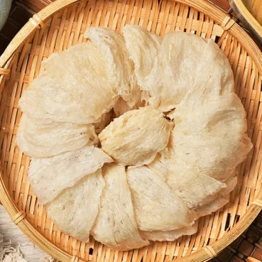 Hand-cleaning a raw bird's nest